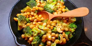 Casserole de brocoli, pois chiches, sauce onctueuse à l'ail