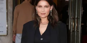 Laetitia Casta fait sensation à la Fashion week de Milan dans une robe transparente et dévoile la couleur parfaite pour la saison