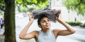 Comment protéger ses cheveux de la pluie