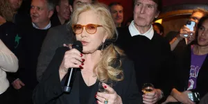 Sylvie Vartan : à 80 ans, son porté surprenant sur scène, même sa petite-fille n’en revient pas