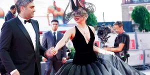 Mostra de Venise : Lady Gaga fait sensation sur le tapis rouge avec une extraordinaire coiffe en dentelle digne de Maléfique