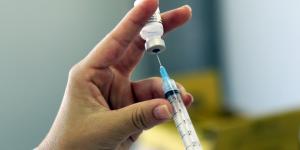 Quelles différences entre le vaccin d’AstraZeneca et ceux de Pfizer et Moderna ?