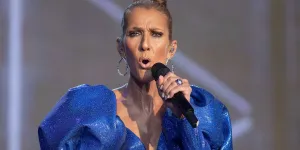 Céline Dion malade : la chanteuse crée la surprise au défilé Elie Saab dans une impressionnante robe tout en volants