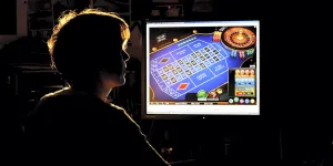 Vers une autorisation des casinos en ligne : "On a vraiment une drogue potentielle", met en garde un addictologue