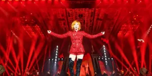 Mylène Farmer enflamme le Stade de France grâce à ce total look rouge signé par ce célèbre styliste belge