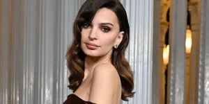 Emily Ratajkowski rend hommage à Jennifer Lopez en recréant son look Versace iconique