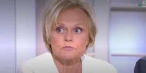 “Je ne suis pas une lâcheuse” : Muriel Robin évoque la peine de prison de Pierre Palmade dans C à vous (VIDEO)