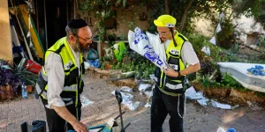 "Ça restera avec nous pour toujours" : chargés de ramasser les corps le 7 octobre, des bénévoles encore traumatisés