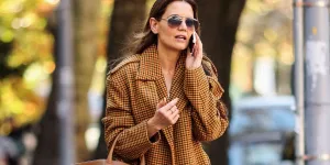 Katie Holmes porte le trench à carreaux parfait pour l'automne