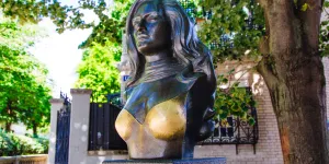“Polémique ridicule” : sur RTL, Orlando défend les touristes visés pour avoir touché les seins de la statue de Dalida
