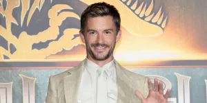 Jonathan Bailey, star de La Chronique des Bridgerton, sacré homme le plus sexy du monde 2025 : “Un immense honneur”