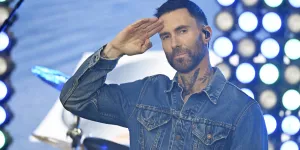 "Que lui arrive-t-il ?", Adam Levine des Maroon 5 inquiète avec sa nouvelle apparence physique, les internautes persuadés du pire