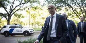 Le patron de Microsoft dénonce la "domination" de Google devant la justice américaine