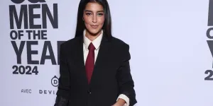 Leïla Bekhti fait sensation en blazer oversize et cravate rouge