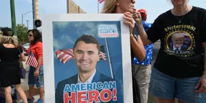 "Appelez son employeur !" : quand le gouvernement Trump fait la chasse aux personnes critiquant les propos de Charlie Kirk