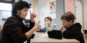 Enseigner la langue des signes, c’est important pour tous les élèves, sourds et entendants
