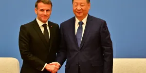 Emmanuel Macron, en petit short de sport, dévoile ses belles gambettes, en Chine