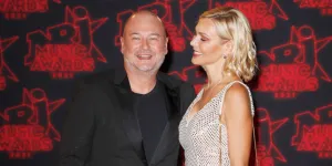 Affaire Sébastien Cauet : l’animateur et sa fiancée portent plainte contre la première plaignante !