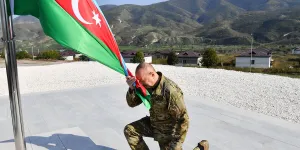 Le président Ilham Aliev hisse le drapeau azerbaïdjanais à Stepanakert