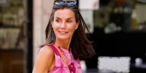 Letizia d’Espagne : la reine adopte avec brio la tendance du tie-dye, de retour cet été