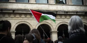 Ugo Portier : "Afficher des drapeaux palestiniens aux mairies, comme si cela pouvait tenir lieu de politique locale"