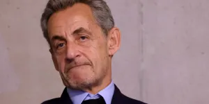 Les indiscrétions de "Marianne" : Sarkozy a espéré sauver sa Légion d'honneur, Vallaud "vexé comme un pou"
