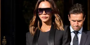 Victoria Beckham entourée des siens pour son défilé parisien, sa fille Harper fait sensation