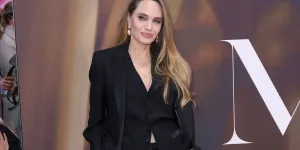 A Londres, Angelina Jolie fait sensation dans un costume trois pièces féminin