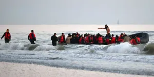 Traversées de la Manche : jusqu’à 15 ans de prison pour 18 membres d’un réseau “tentaculaire” de passeurs de migrants