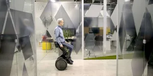Ce fauteuil roulant génial inspiré du Segway permet de se déplacer debout jusqu’à 20 km/h