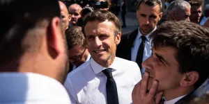 "Ils sont complètement cons", "pognon de dingue", "illettrés" : quand Emmanuel Macron tombe la veste (et le masque)