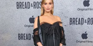 Jennifer Lawrence fait sensation dans une robe dévoilant son baby bump