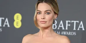Margot Robbie captive l'attention dans une robe de mariée spectaculaire pour son prochain film