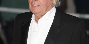 Obsèques d’Alain Delon : une star qui y a été conviée révèle ce qu’elle a dû faire de son téléphone face au cercueil