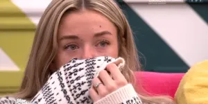 "Je n’aime pas du tout ce que je renvoie" : Emma fond en larmes lors du débrief de Marlène Schaff dans la Star Academy