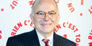 "Un cosplay de Spirou", "Embauché par Disneyland Paris", Bernard Cazeneuve, son dernier look surprend