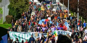 Forêts du Limousin : dans la Creuse, plus de 2 000 personnes manifestent contre deux "méga-projets" industriels