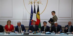 Création d'un Etat de Nouvelle-Calédonie, nationalité, corps électoral... Ce que contient l'accord "historique" signé avec les forces politiques du territoire ultramarin