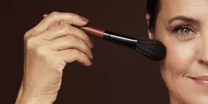 Quel blush choisir (et comment l’appliquer) après 50 ans selon un pro ?