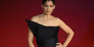 Sculpturale, Laetitia Casta revisite la robe noire au Festival de Rome