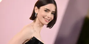 Wet hair : Lily Collins adopte cette coiffure à l’effet mouillé