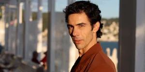 Tahar Rahim présente « Monsieur Aznavour » à Nice : son apparition remarquée au festival Cinéroman