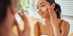 « Unsexy products » : voici 4 soins parfois délaissés et pourtant efficaces selon une dermatologue