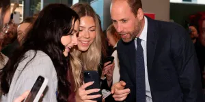 Bain de foule, virée à moto… Le prince William fait sensation à Belfast