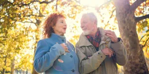 Vous souhaitez voyager avec un proche atteint de la maladie d'Alzheimer ? Suivez ces conseils