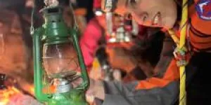 Foc, tradició i cultura: així contribueix l'escoltisme i el guiatge català a distribuir la Flama del Canigó
