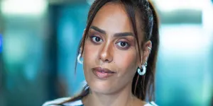 Amel Bent réapparaît (enfin) dans un look futuriste et assiste à l’officialisation du couple formé par Adriana Karembeu et Marc Lavoine