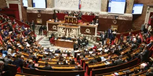 Budget 2025 : les députés élargissent et pérennisent la surtaxe sur les hauts revenus lors d'un vote à l'Assemblée