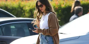 En cardigan et jean baggy, on copie le look de Jessica Alba