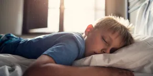 Votre enfant dort moins bien durant les vacances ? Quelques pistes pour un meilleur sommeil